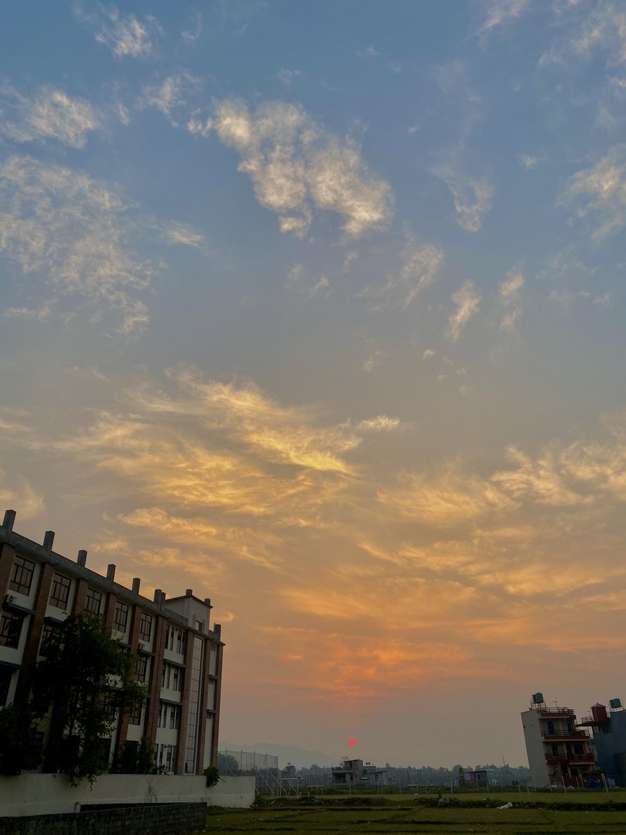 DrPrateekshya's tweet photo. Forever the girl who’s excited when sky is in pretty colors. ♥️ https://t.co/UBIC7l9KvB