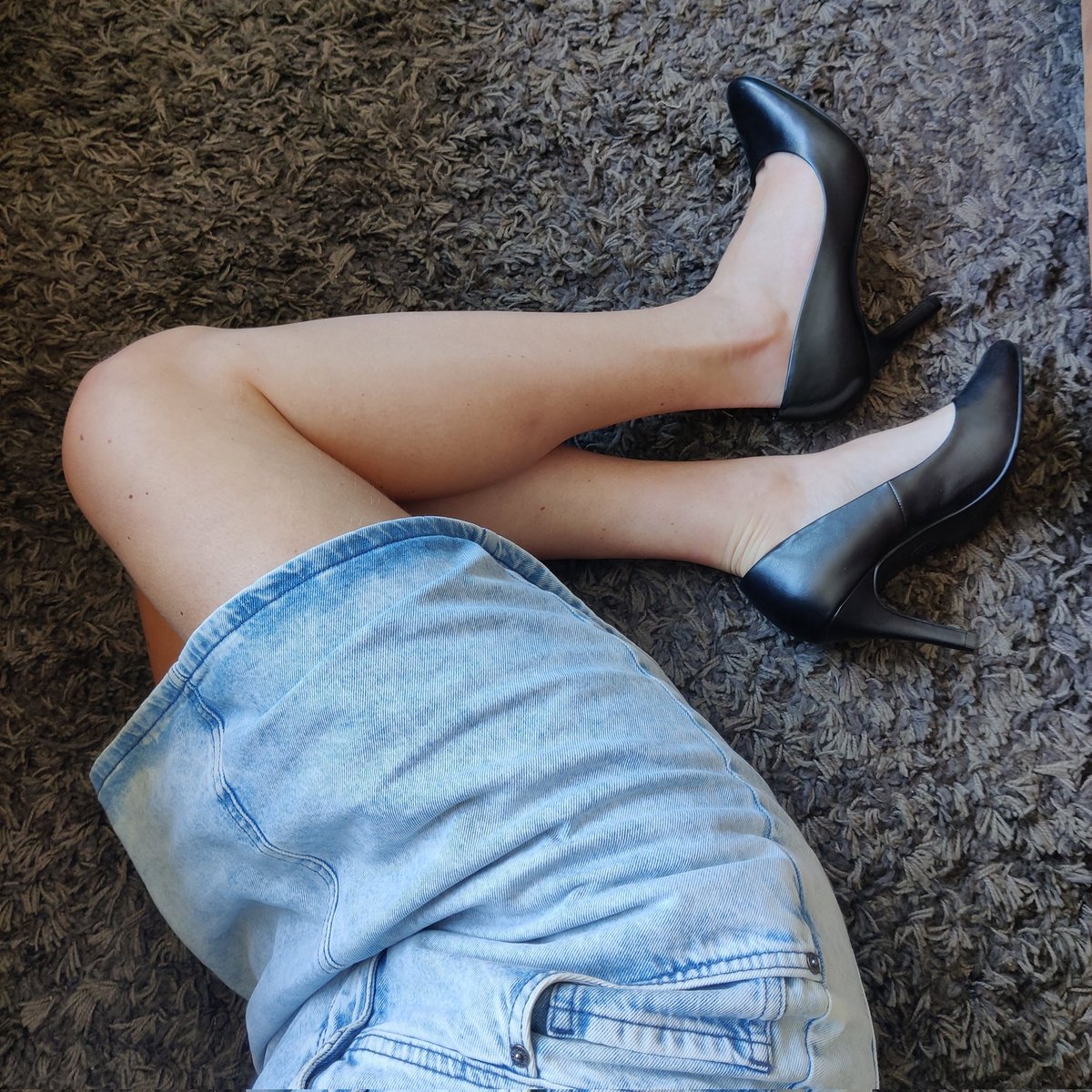 happylegs7's tweet photo. Happy saturday everyone 😊💞 #weekend #heels #skirt https://t.co/Yen6jyFkzg