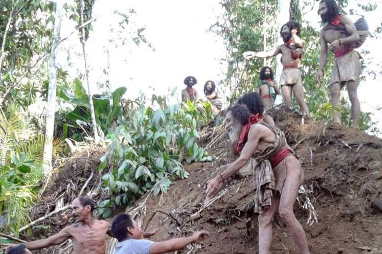 Survival's tweet photo. Rare photo of uncontacted Hongana Manyawa ppl in brief contact w outsiders. Mining companies are hungry for nickel on their land. @Tesla &amp; other electric car companies mustn't use nickel that leads to the end of the Hongana Manyawa. https://t.co/n9tPjPcJ8d https://t.co/Hr5uX10Owi