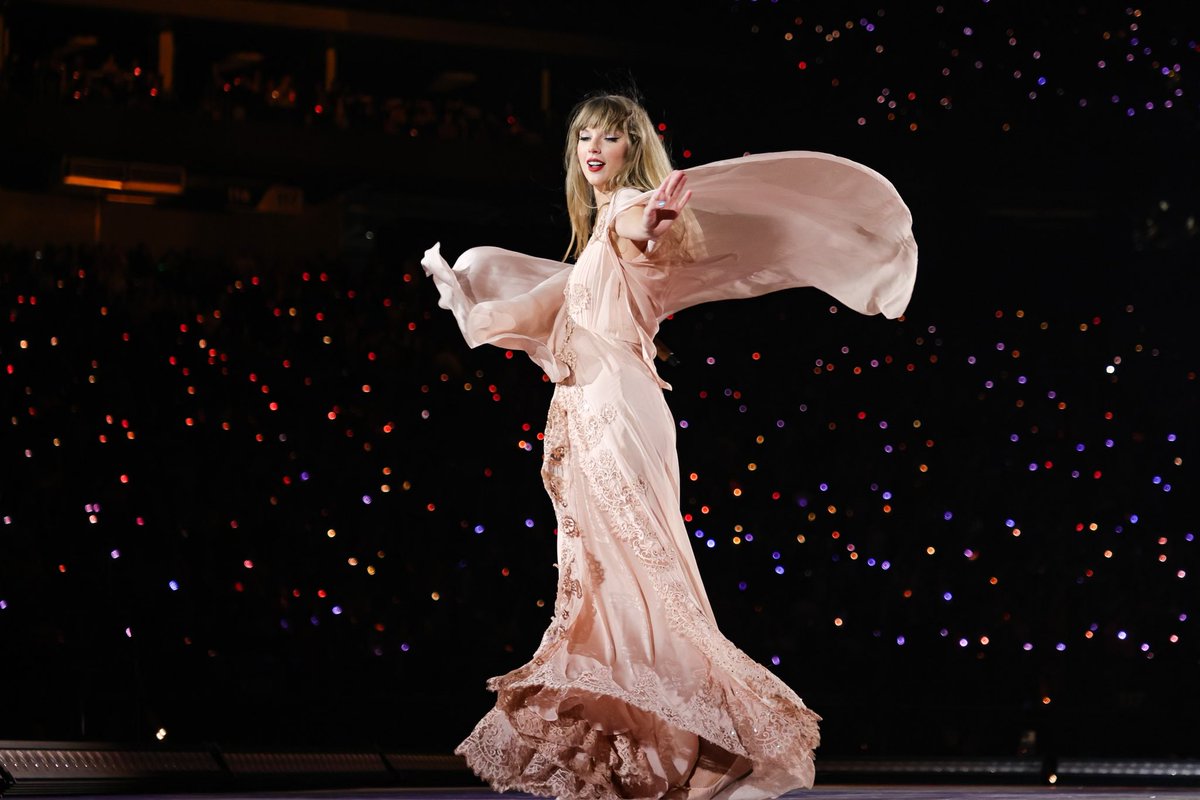 ellaatmidnighTS's tweet photo. Taylor Swift will become the first artist in history to play 5 consecutive shows at the So-Fi Stadium in Los Angeles, CA with a capacity of +70,000.

She will surpass BTS’s record with 4 shows. #TheErasTour #midnighTS https://t.co/E7LY0BnOu3