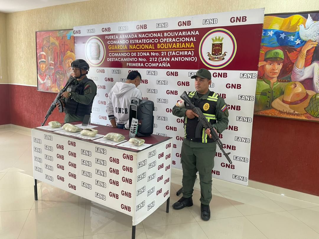 AusvalEliezer's tweet photo. #04Abril | En Táchira, efectivos de la #GNB adscritos al #CZ21, pertenecientes al #D212, #PACPERACAL efectuaron la detención de un (01) ciudadano e incautación de cinco (05) panelas de presunta marihuana, con un peso de (2,105 kg), ocultos en un (01) reproductor
#Noticia
#Vzla🇻🇪 https://t.co/OJ97pVSECb