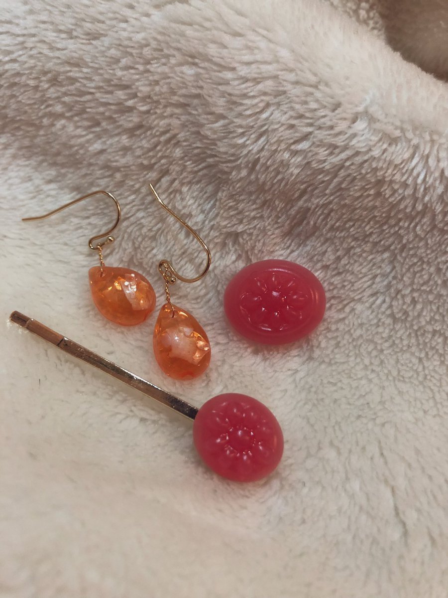0914tmk's tweet photo. あやめ先生のご指導によりこんなにかわいいレジンアクセが作れましたあ😆
雨の日のよき過ごし方☔️💕 https://t.co/yuOvj1nQw7