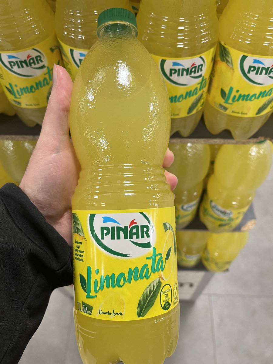 Bakın burası çok ilginç.
Yıllardır anlatıyorum ama bu örnek üzerinden tekrar söyleyeyim. Ülkemizde satılan meyve nektarları ve meyveli içeceklerde "meyve oranı" diye beyan edilen oranlar ürünlerin içindeki meyve oranları değildir.
Nasıl mı?
Pınar limonata üzerinden anlatayım.