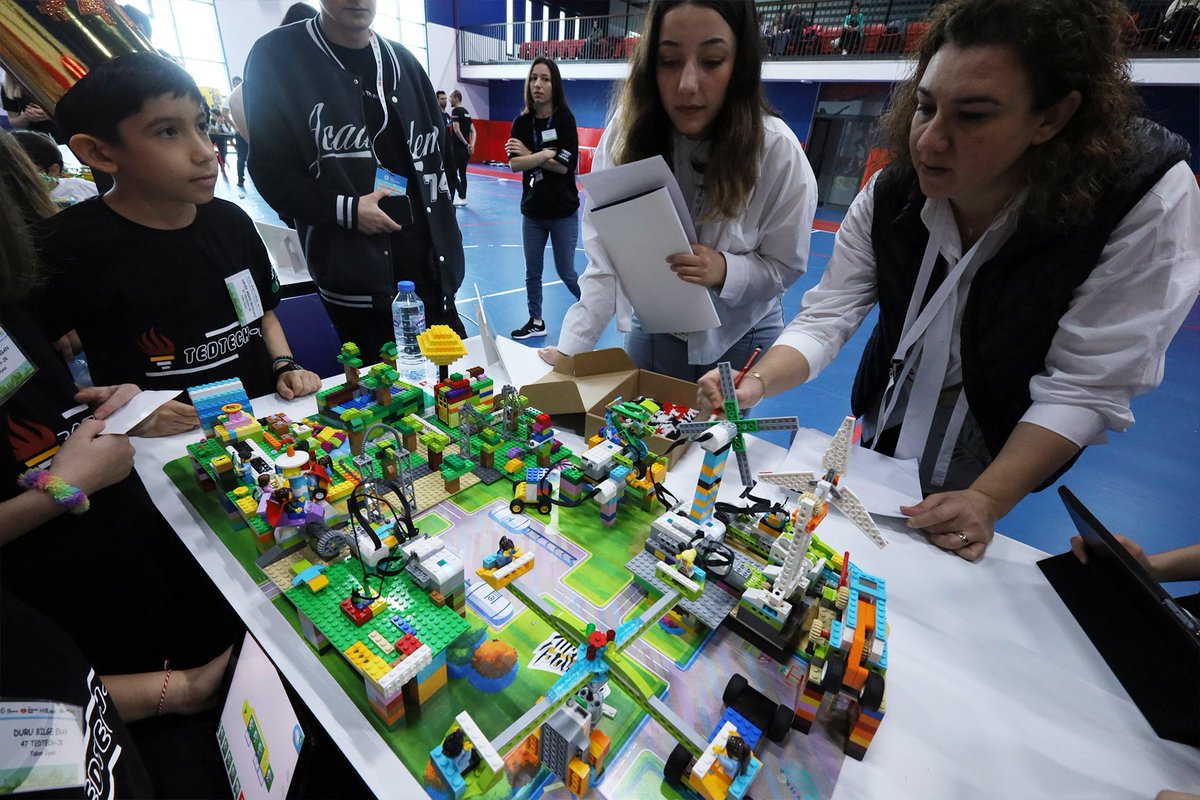 tededirnekoleji's tweet photo. #TEDEdirneKoleji olarak Bilim Kahramanları Derneği koordinasyonu ile düzenlenen #FIRSTLEGOLeague etkinliğine ikinci kez ev sahipliği yaptık. Yaratıcı fikirleri ile etkinliğe renk katan tüm minik bilim kahramanlarını kutluyoruz. 🤖 @BilimKahraman https://t.co/cVuXJcutIt