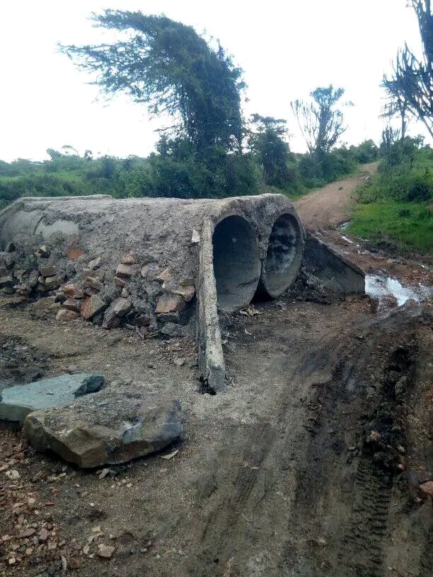 JoylineChebet1's tweet photo. Bomet county,Kamongil one must have a horse to pass this road or get stairs ... The governor @BarchokHillary should just carry these things to where he brought them ... https://t.co/PWoNij1jfE