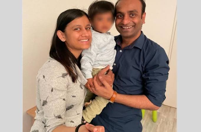 इस मजबूर मां (जैन) को देख रहे हैं, जिसकी 3 साल की बच्ची अरिहा को जर्मन प्रशासन के द्वारा बंधक बना लिया गया हैं। इसके मां, पिताजी इस बच्चे को लाने का हर भरसक प्रयास कर रहे हैं।

जर्मन प्रशासन ने इसे सितंबर 21 में ही अपने कस्टडी में ले लिया था।
उस समय शिशु अरिहा करीब 7 माह की थी।