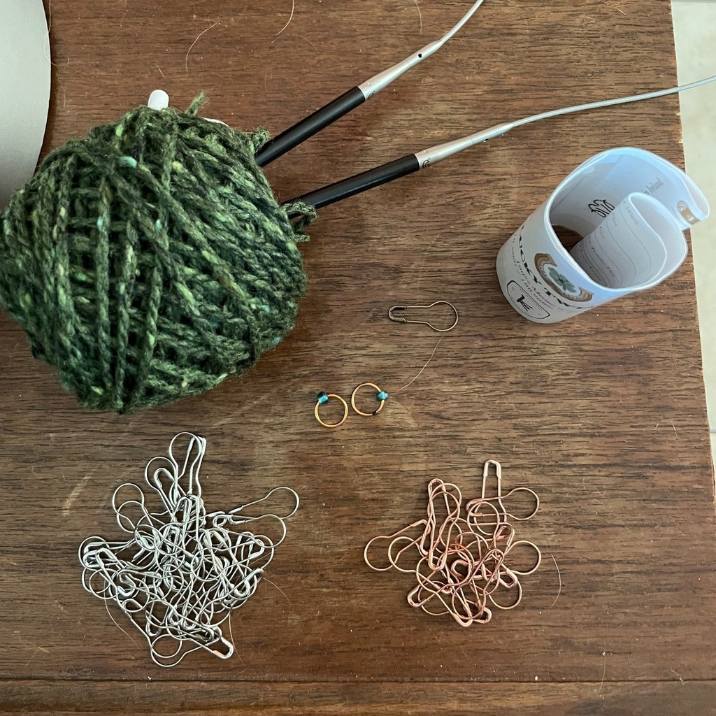 CustomFitKnits's tweet photo. Do you know what this tiny pile of stitch markers on my end table means?!?

#riverbankgrapepullover #customfitknits #customfitsweater  #kelbournewoolens #kelbournewoolensluckytweed #knittedsweater https://t.co/oCGhajMfzP https://t.co/We6nWrYfSi