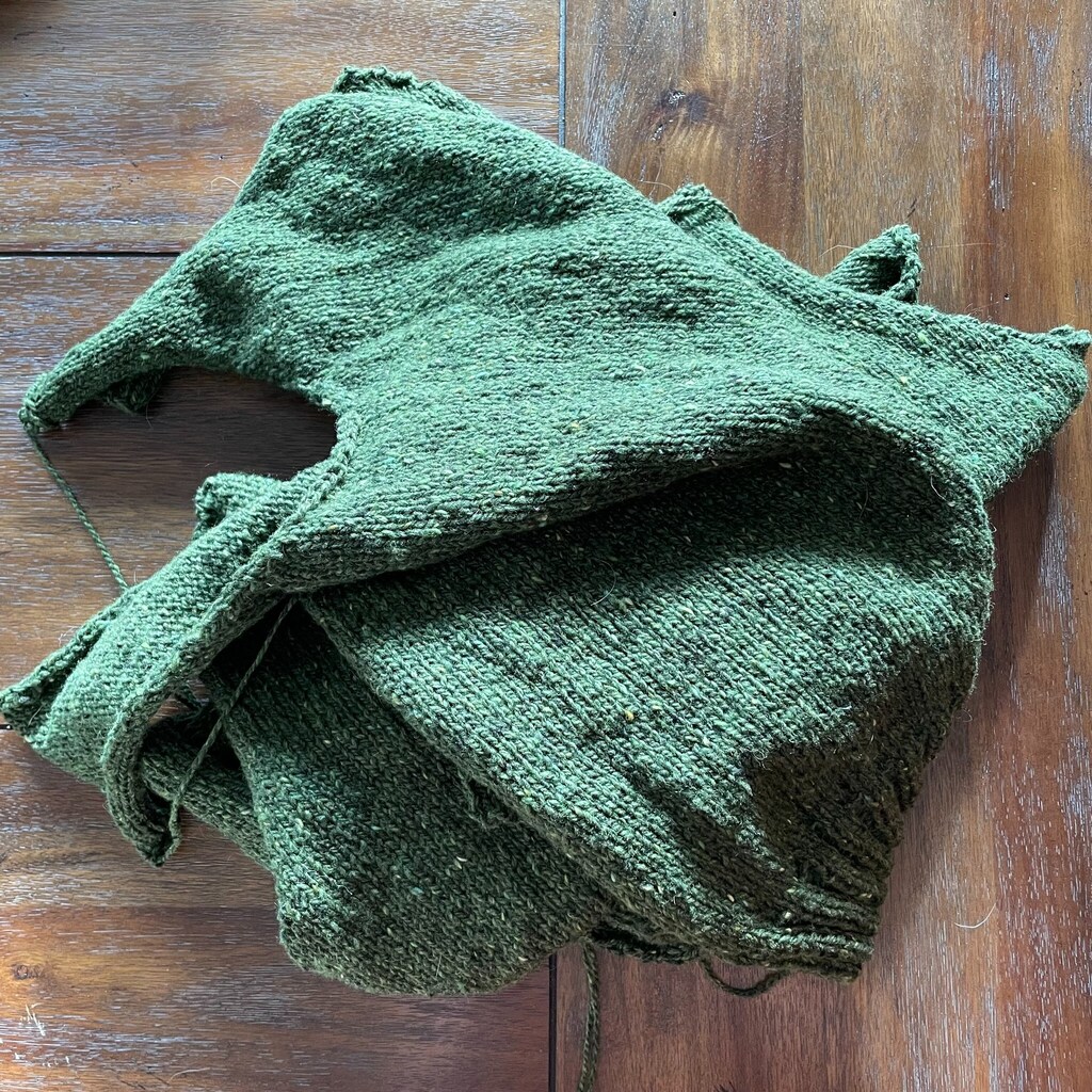 CustomFitKnits's tweet photo. That's right, the tiny pile of stitch markers means that all the pieces are done! It's blocking time!! 

#riverbankgrapepullover #customfitknits #customfitsweater  #kelbournewoolens #kelbournewoolensluckytweed #knittedsweater https://t.co/8KSz90Pp6p https://t.co/6tYH3Bxo1d