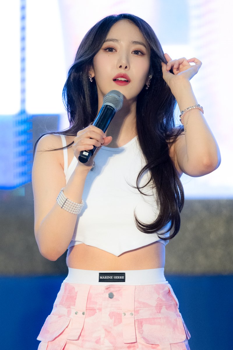 lifeisfunny16's tweet photo. 230407 부산 대한민국 축제 박람회
#비비지 #VIVIZ 
#신비 #SINB https://t.co/jJphHulMRg