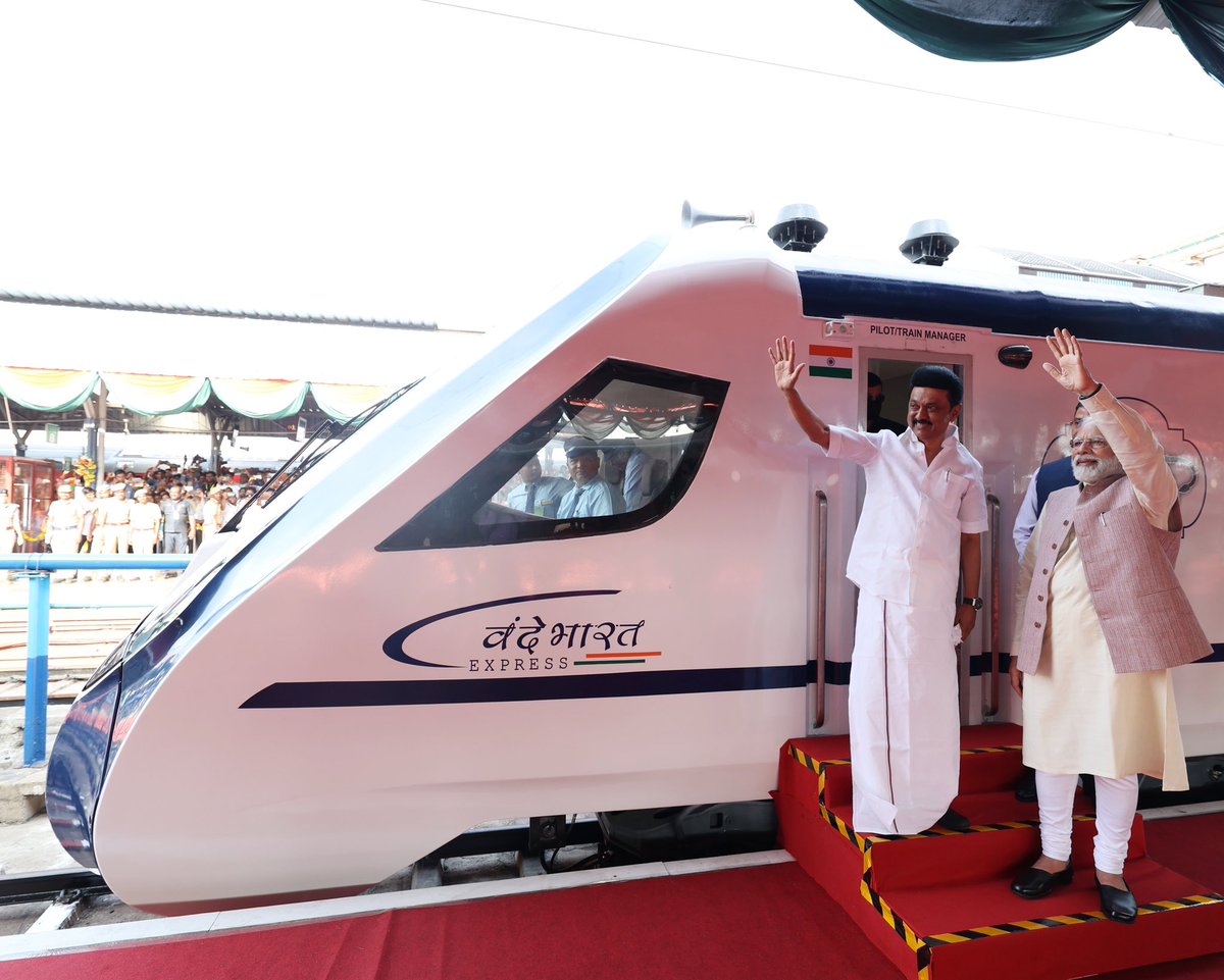narendramodi's tweet photo. சென்னை மற்றும் கோயம்புத்தூர் ஆகிய அற்புதமான நகரங்கள் வந்தே பாரத் விரைவு ரயில் மூலம் மேம்பட்ட கூடுதல் இணைப்பு வசதியை பெறுகின்றன. ரயிலைக் கொடியசைத்து துவக்கி வைத்து இளைய சமுதாயத்தினரை சந்தித்தேன். https://t.co/0QEY6KBgXh
