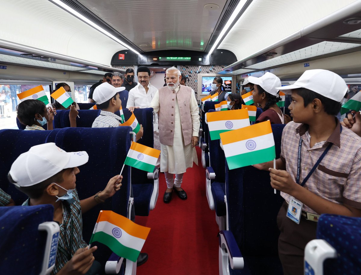 narendramodi's tweet photo. சென்னை மற்றும் கோயம்புத்தூர் ஆகிய அற்புதமான நகரங்கள் வந்தே பாரத் விரைவு ரயில் மூலம் மேம்பட்ட கூடுதல் இணைப்பு வசதியை பெறுகின்றன. ரயிலைக் கொடியசைத்து துவக்கி வைத்து இளைய சமுதாயத்தினரை சந்தித்தேன். https://t.co/0QEY6KBgXh