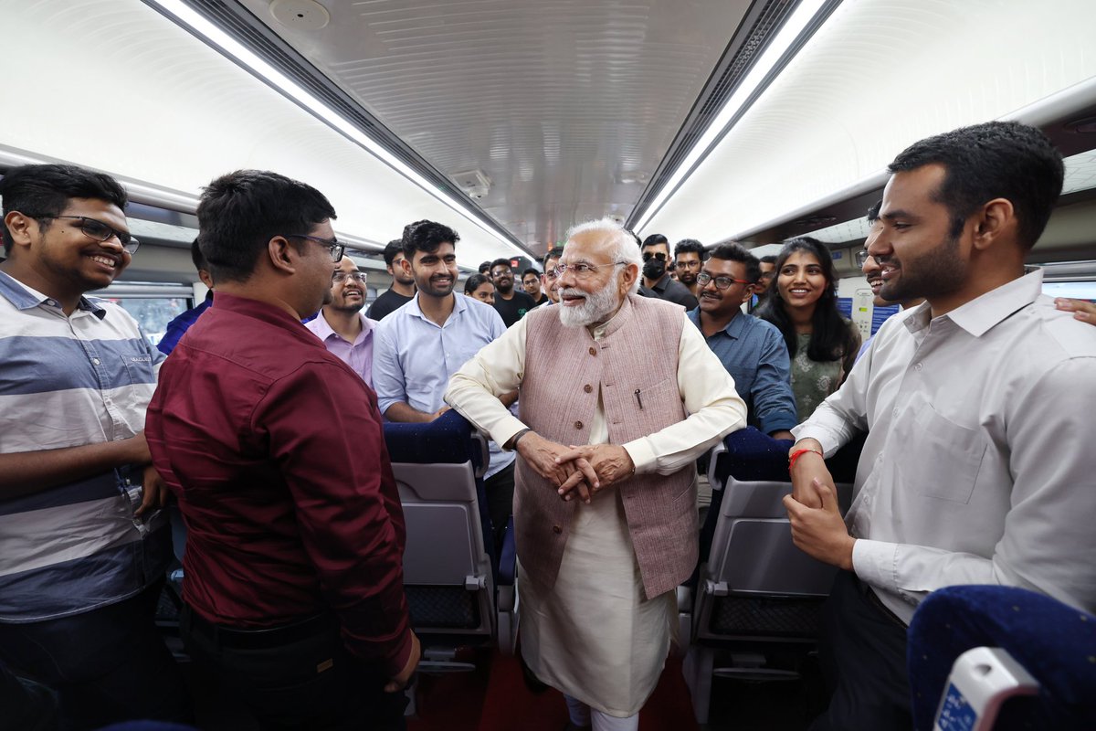 narendramodi's tweet photo. சென்னை மற்றும் கோயம்புத்தூர் ஆகிய அற்புதமான நகரங்கள் வந்தே பாரத் விரைவு ரயில் மூலம் மேம்பட்ட கூடுதல் இணைப்பு வசதியை பெறுகின்றன. ரயிலைக் கொடியசைத்து துவக்கி வைத்து இளைய சமுதாயத்தினரை சந்தித்தேன். https://t.co/0QEY6KBgXh