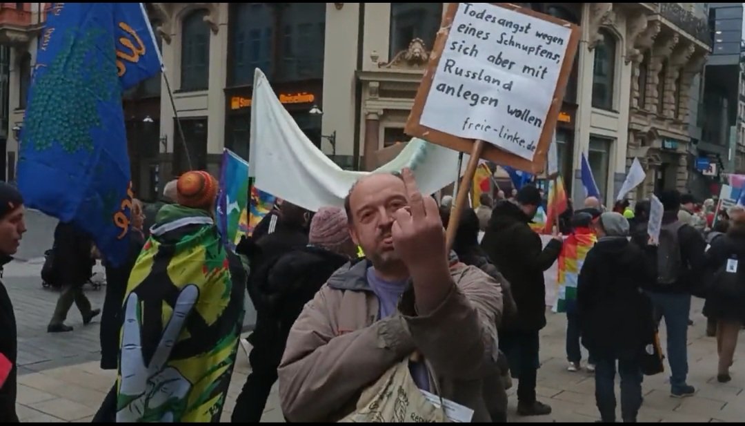 OmasGegRechtsLE's tweet photo. An #le0804 so...
Auf 'Slava Ukraine' Rufe gibts 🖕🏻 von TN mit Freie Linke Schild - das nennt sich dann Ostermarsch! Bernd Ringel klaro mit bei den ach so friedlichen 'Friedensbewegten'.
Gleiches QuerdulliKlientel wie jeden Montag. 🤮
Foto gemopst aus Stream von @DJPanDoo sry 😉 https://t.co/tW3SvnPZQl