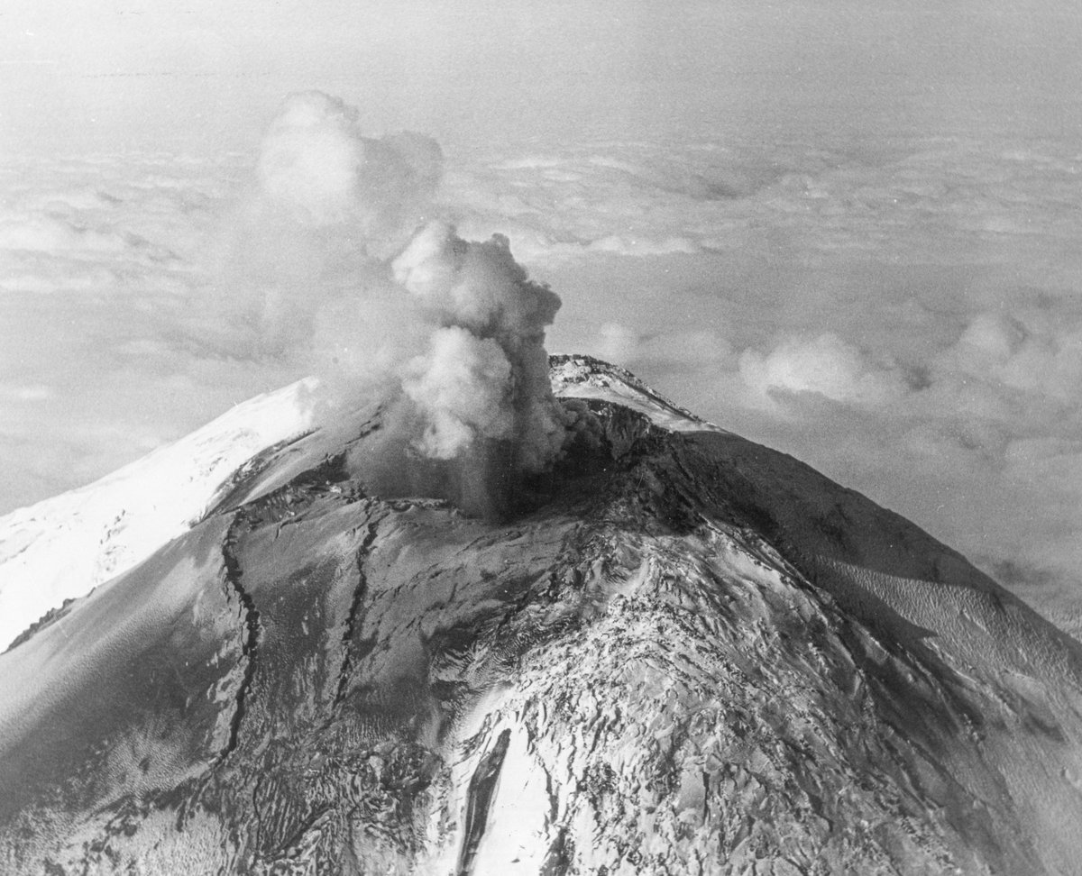 USGSVolcanoes's tweet photo. #43YearsAgo at #MountStHelens: Apr 8, 1980
Melting ice &amp; snow from rim runs down into crater ponds, is heated &amp; shoots upward as steam &amp; ash blasts. MSH settling into a “relatively stable” phase. New reality emerges—minor eruptive activity could go on for some time. https://t.co/LonUbNCvzf
