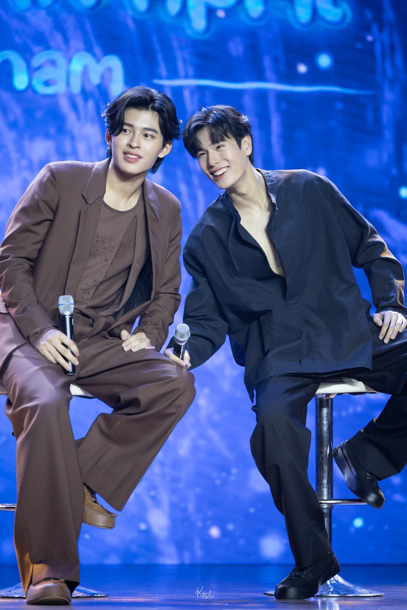 ถึงเก้าอี้จะห่างกันแค่ไหนก้ทำอะไรปอนด์ภูวินไม่ได้ ก็ยังเอียงตัวเข้าหา มือไม้ต้องสัมผัสกัน😁

#ปอนด์ภูวินทร์  #PondPhuwinFMinVietnam