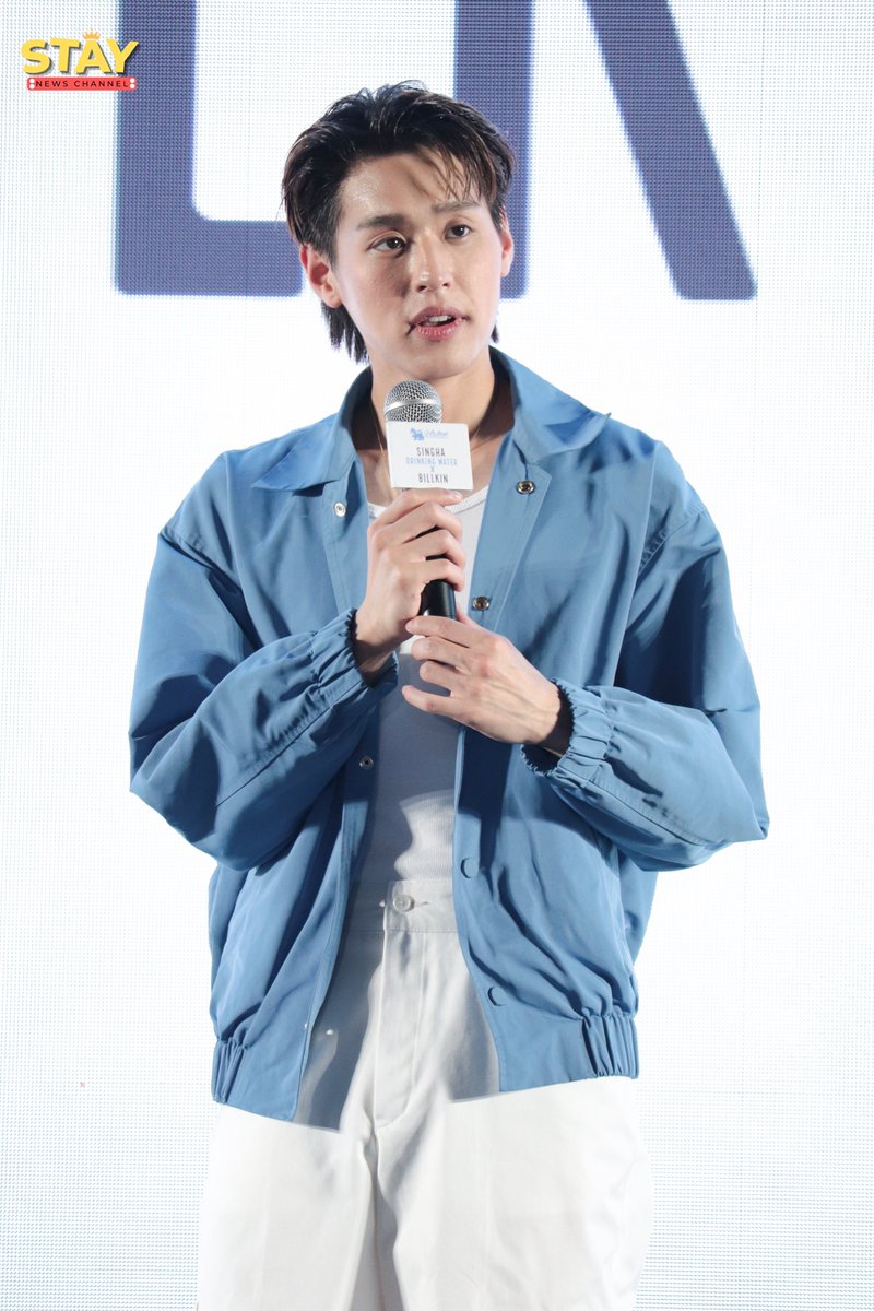 staynewsth's tweet photo. ภาพบรรยากาศ !!! " บิวกิ้น พุฒิพงศ์ " ช่วงร้องเพลง ในงานเปิดตัวพรีเซ็นเตอร์คนใหม่ของแบรนด์ น้ำสิงห์  🧊🐧

#SinghaDrinkingWater 
#น้ำดื่มสะอาดน้ำดื่มสิงห์
#SinghaDrinkingWaterxBillkin
#bbillkin https://t.co/szTrFW2uFR