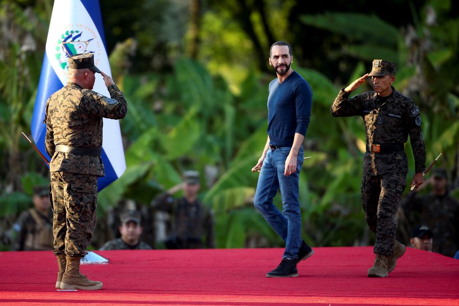 latercera's tweet photo. #LTSábado | El impacto de las políticas de Bukele en la región. El fenómeno provocado por el Presidente de El Salvador empieza a ser analizado por políticos y académicos, que ven cómo sus ideas comienzan a penetrar en los países de la región https://t.co/CAnxOowdjm https://t.co/IYospHzkuO