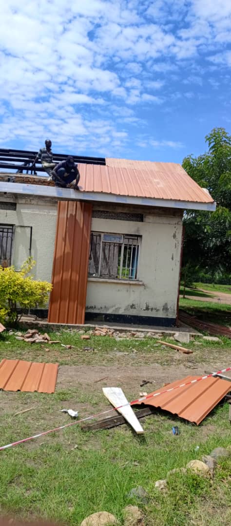 Rotary_Snowpeak's tweet photo. The progress is awesome at our burnt #RukokiHealthCentreIV maternity ward, the #RukokiMarathon was purposeful, we are committed to our goal.   Buy Vets &amp; T-shirts  to #SaveMothers in Kasese.
@MuhimbiK @farouqkib @KaseseUg @UrgentAct @save_children @ChildFundUganda @MothersUnion https://t.co/kvgsIS65rz