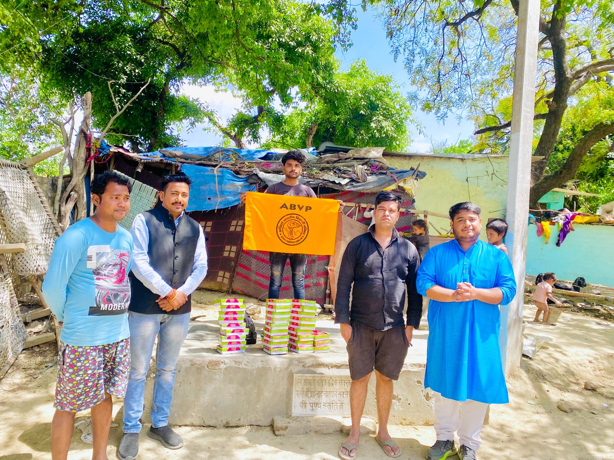 theAkash01's tweet photo. शाहजहाँपुर में स्टूडेंट फॉर सेवा (SFS) द्वारा इंदिरानगर स्थित कुष्ठ आश्रम में भोजन वितरण कार्यक्रम का आयोजन किया गया। @AshishSainram @PrafullaAkant @iManojNikhra
#SFSBraj
#SFSShahjhanpur
#ABVPForSociety
#ABVPShahjahanpur https://t.co/ObDrYp70x0