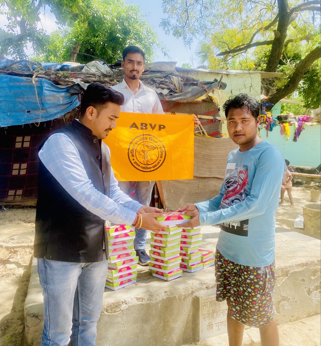 theAkash01's tweet photo. शाहजहाँपुर में स्टूडेंट फॉर सेवा (SFS) द्वारा इंदिरानगर स्थित कुष्ठ आश्रम में भोजन वितरण कार्यक्रम का आयोजन किया गया। @AshishSainram @PrafullaAkant @iManojNikhra
#SFSBraj
#SFSShahjhanpur
#ABVPForSociety
#ABVPShahjahanpur https://t.co/ObDrYp70x0
