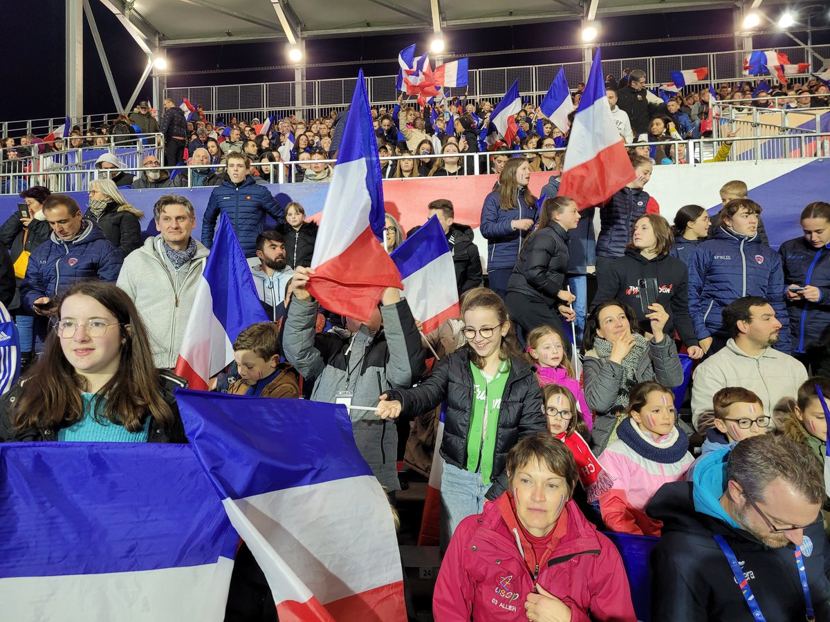 40 petits Usépiens invités hier au stade Gabriel Montpied pour encourager l'équipe de France de foot féminin contre la Colombie. Merci <a href="/FFF/">FFF</a> de leur permettre de vivre ces événements <a href="/03Usep/">USEP_03</a> <a href="/usepnationale/">USEP nationale</a>