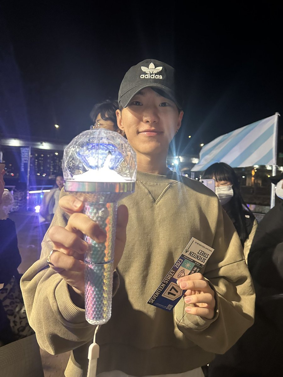 r_dandan_28's tweet photo. 순영이가 내 캐럿봉 잡아줬다🥹🥹🥹 https://t.co/DFBXjqZSF2