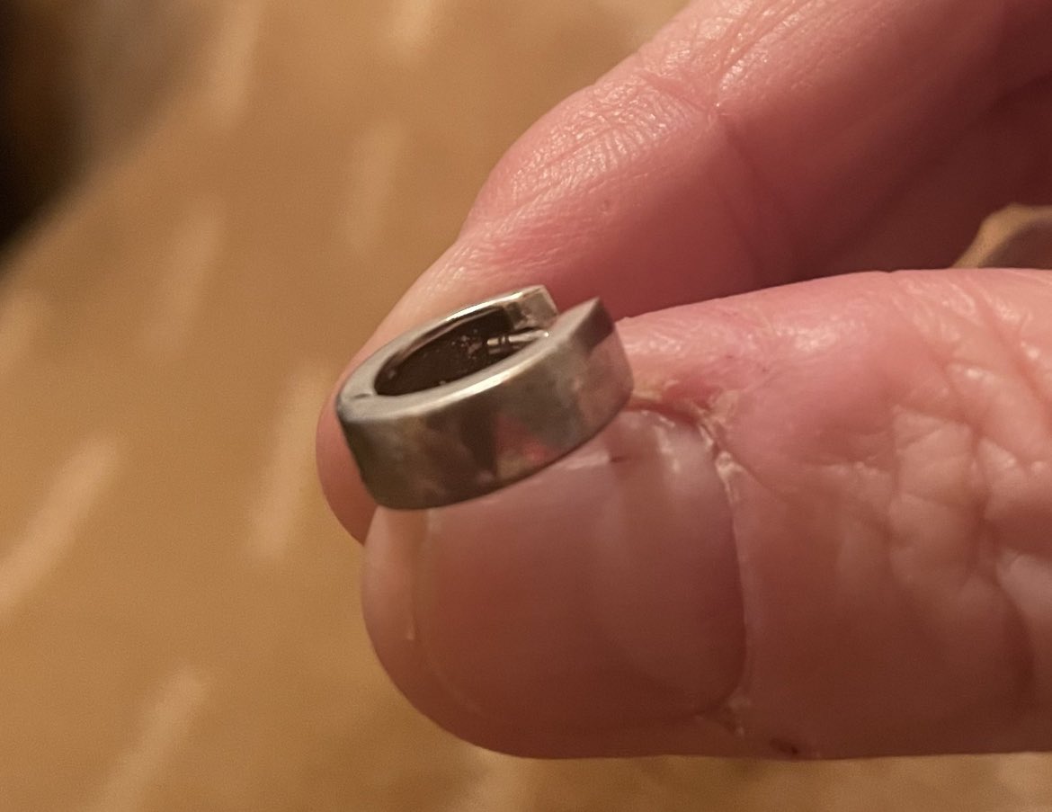 <a href="/piornalturismo/">Turismo de Piornal</a> <a href="/ExcmAytoPiornal/">Ayuntamiento de Piornal</a> <a href="/ValleCereza/">Valle del Jerte</a> hace un par de semanas perdí un pendiente como este. Si alguien lo encuentra… #SemanaSanta2023 #SemanaSanta #haztumagiatwitter