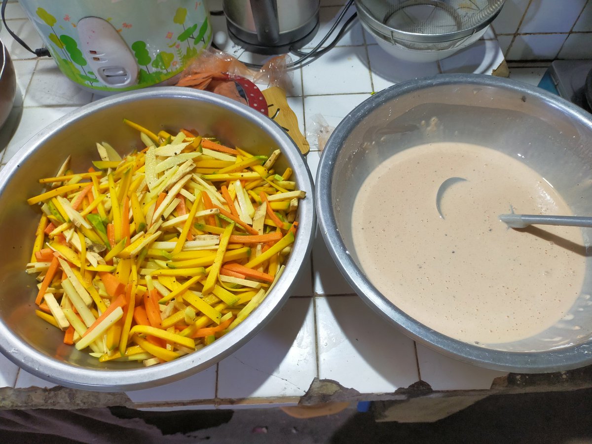 kuya_chino's tweet photo. My version of okoy...
kalabasa, patatas, camote and carrots.
Infairness masarap sya.
#okoy #food #pinoyfood #veggies https://t.co/rqm5NwGk0y