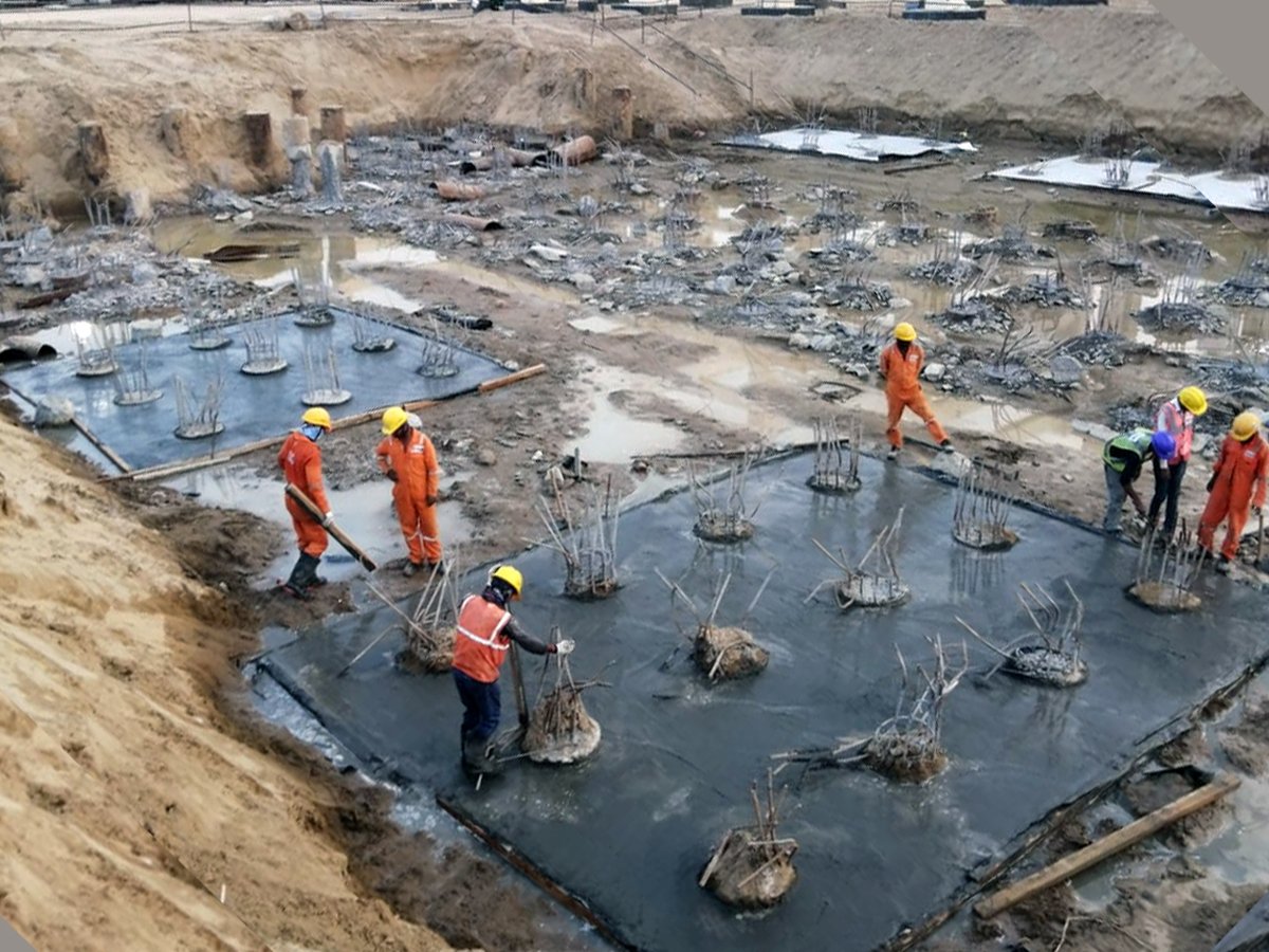 MEIL_Group's tweet photo. Our team at #RajasthanRefinery completed laying two more plain cement concrete flooring for the #SulphurRecoveryUnit. This unit is a crucial part of the refinery located in the #Barmer district of Rajasthan.
#HRRL #Rajasthan #SRU #MEIL #Hydrocarbons #TEMPERATURE https://t.co/luCTlX46zP