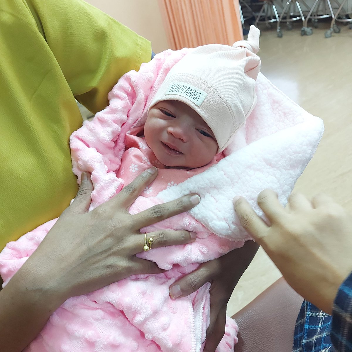 Alhamdulillah. MasyaAllah. Tabarakallah.

8 April 2023.
17 Ramadhan 1444.
Telah lahir anak kami yg kedua.

Chelsea . . . . .

nama lengkap nyusul 😁

Terima kasih atas semua doa2nya.

Welcome to the world, my baby Chelsea 😊☺️

You are my Chelsea.
My only Chelsea.