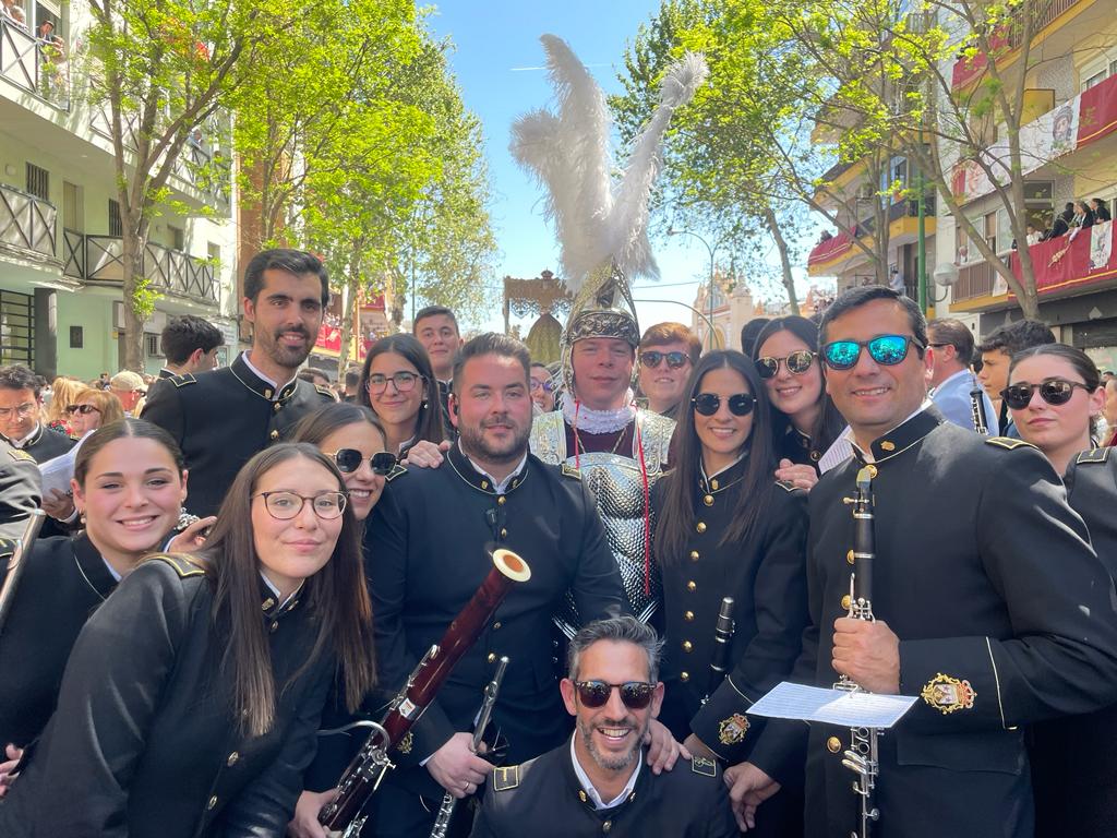 CarmenDSalteras's tweet photo. 📷  ¡Una de esas imágenes de una #Madrugá para el recuerdo!
Junto a @alejandromarmol,AMIGO
#nuestragente #FamiliaCarmelita
💜💚Armao y Macareno del Carmen💚💜
🎼✍️La música del Señor de la Sentencia @BandaCenturia y la Stma Virgen de la Esperanza @Hdad_Macarena https://t.co/fFcoNnTKmd