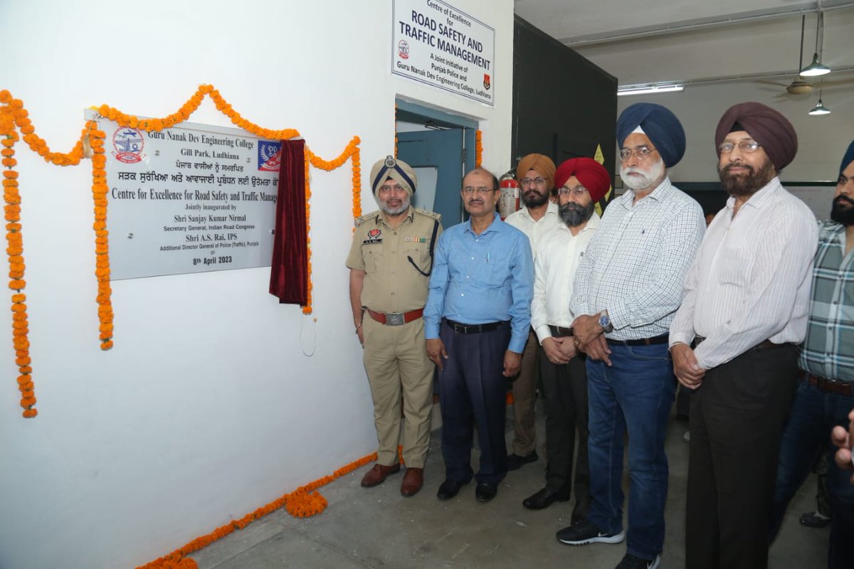 PunjabPoliceInd's tweet photo. A Memorandum of Understanding was signed between Guru Nanak Dev Engineering College #Ludhiana and #PunjabPolice to formally cooperate in promoting road safety by the Punjab Road Safety Team led by ADGP Traffic. (2/2)

#RoadSafety https://t.co/WXYVkhaBaE