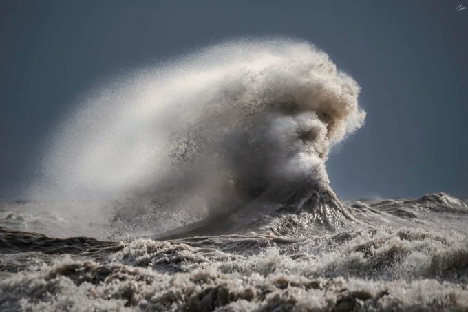 Rainmaker1973's tweet photo. Ontario photographer Cody Evans took roughly 10,000 photographs during the lake-effect storm on Nov. 19, 2022 on Lake Eerie. One of them resulted particularly striking and he title it "Poseidon's Wrath"

[source, read more: https://t.co/eVHleRfBru] https://t.co/ezSzWXptZ1