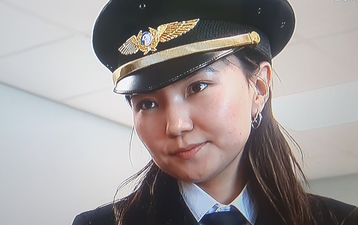 Монголын 7 дахь эмэгтэй #нисгэгч өнөөдөр анхны нислэгээ үйлдлээ гэнэ🎉Монгол, Тайвань, АНУ гээд зөндөө сурч. Олон улсын олон ч шалгалт давдаг юм бна. 
💝Ээж нь: санаа зовдоггүй дандаа итгэдэг гээд сайхан инээхийг сонсоод, ховор үүрэгтэй шилдэг охиноор нь бахархаад уйлчихлаа