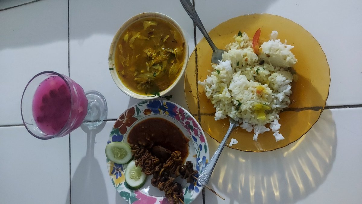 AhmadGunandar's tweet photo. Ini yang namanya the power of Mother. 
Lu pernah ga sih, pulang kerja tau tau lu udah disiapin soto babat, sate usus,sama es buah, sama emak lu, karena emak lu taunya lu puasa, pulang kerja capeee, tapi pada kenyataan nya siang siang lu ngopi ketawa ketiwi ama temen temen lo https://t.co/qm4OtaiwkI