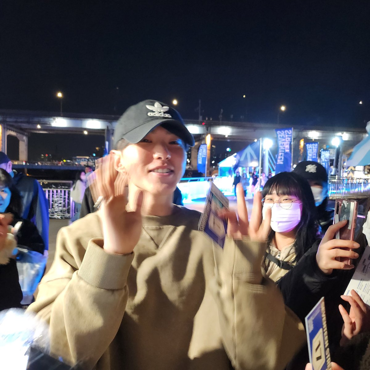 8Neonu's tweet photo. #세븐틴스트리트 
권순영 만났다♡♡♡♡ https://t.co/PCZtks3x8i