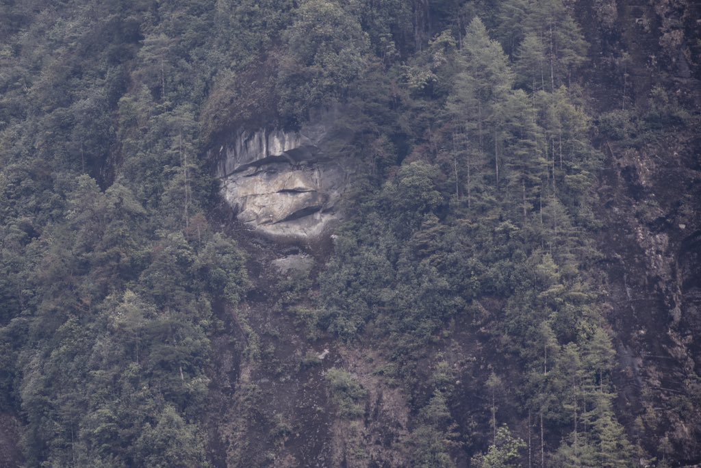 PemaKhanduBJP's tweet photo. नासै रोग हरे सब पीड़ा
जपत निरंतर हनुमत बीड़ा...

A magnificent sight to see giant rock structure in the hills that resembles Lord Hanuman.

A divine, blessed feeling at my stopover at Hanuman Camp on my way to Lamang border outpost.

May Lord Hanuman bless us with good health, progress & prosperity.