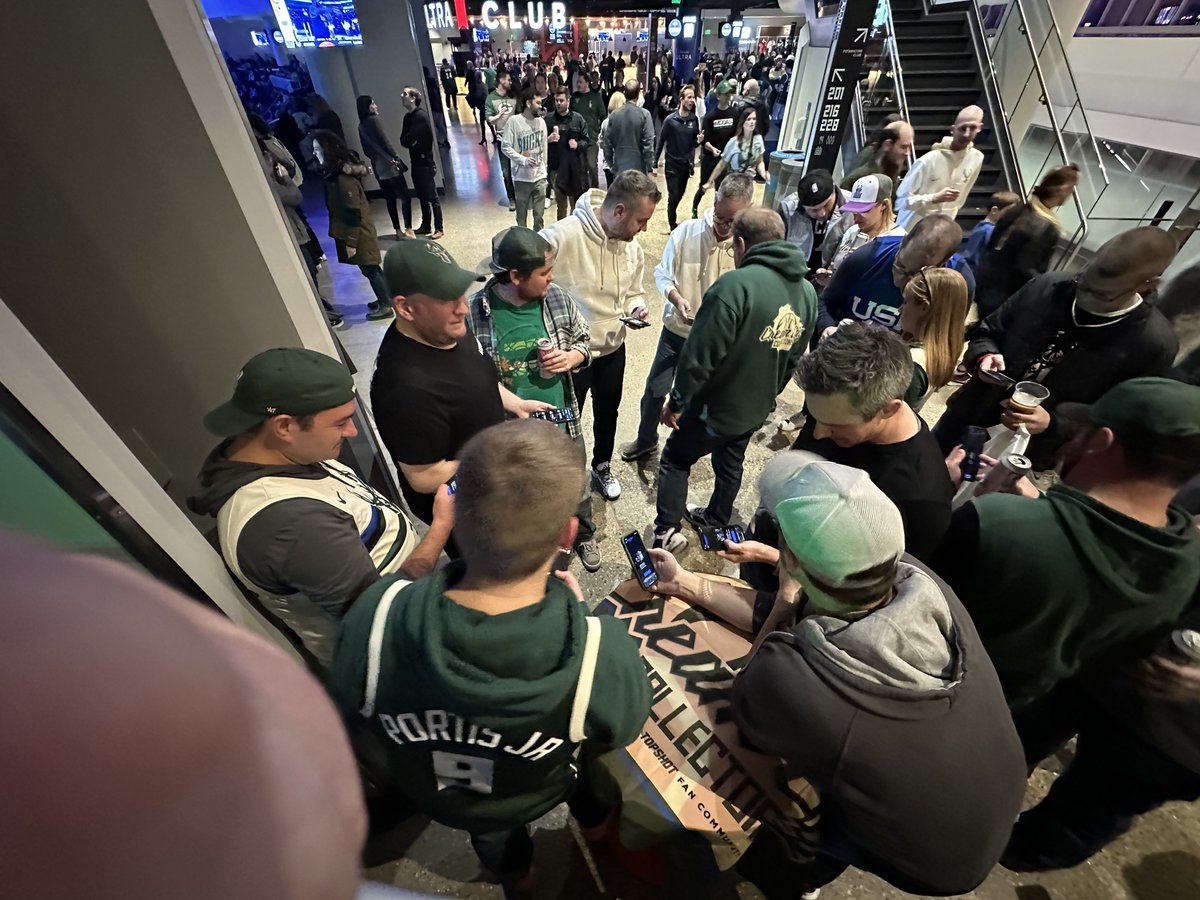 BucksTopshot's tweet image. Final home game of the 🦌regular season!

The CCC was out in 👊 to 🎉@bucks Fan Appreciation Night!

2⃣4⃣ collectors on the ledge!
6⃣ collectors in the seats!

Been active this season? Want to score playoff🎟️? Tune back in Sunday for details!

#nbatopshotthis #fearthedeer