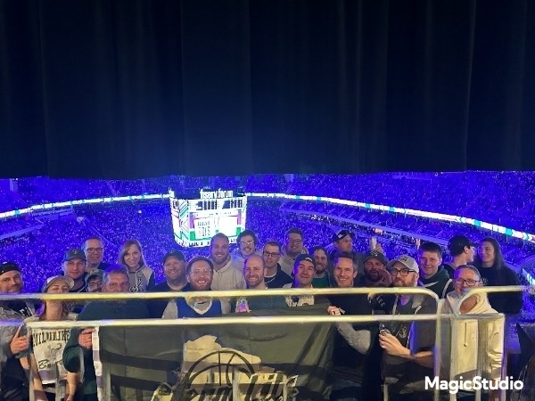 BucksTopshot's tweet image. Final home game of the 🦌regular season!

The CCC was out in 👊 to 🎉@bucks Fan Appreciation Night!

2⃣4⃣ collectors on the ledge!
6⃣ collectors in the seats!

Been active this season? Want to score playoff🎟️? Tune back in Sunday for details!

#nbatopshotthis #fearthedeer