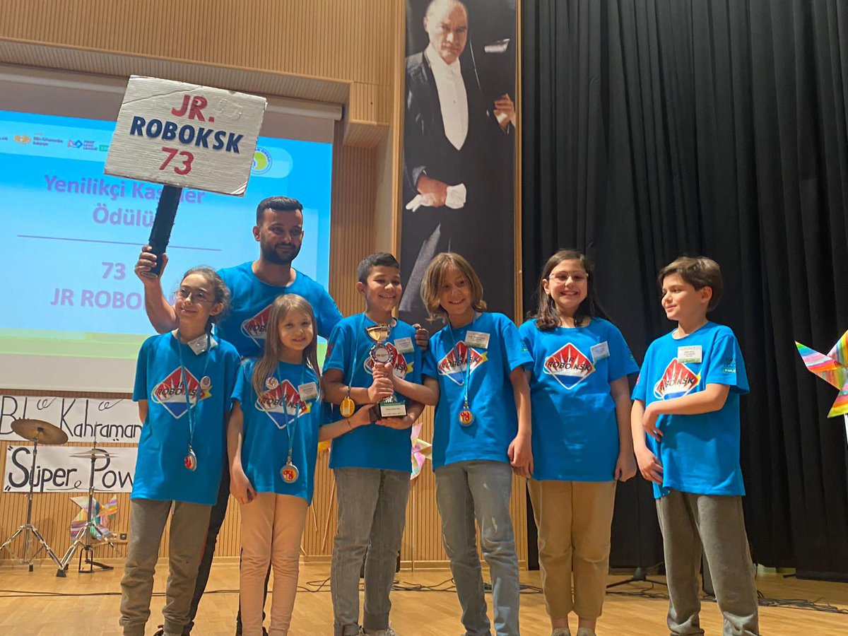 Bilim Kahramanları Derneği tarafından düzenlenen Minik Bilim Kahramanları fuarında robotik takımımız Jr. ROBOKSK 'Yenilikçi Kaşifler' ödülü almıştır. Öğrencilerimizi tebrik ediyoruz 🤖  @blmkahramanlari  #fll #fllexplore