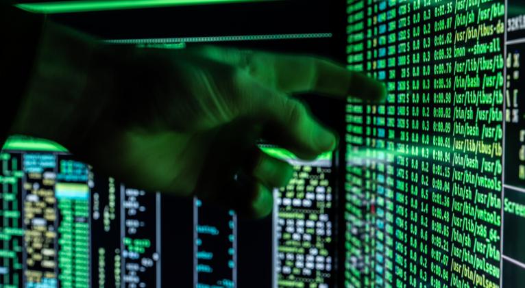 ElNecio_Cuba's tweet photo. 👀 EEUU 🇺🇸 es "la mayor amenaza para la ciberseguridad global" 🕵️‍♂️

🏴‍☠️🖱️ Washington, "en un intento por mantener su hegemonía en el ciberespacio", abusa de forma deliberada de la tecnología para la vigilancia cibernética y el robo de secretos al amparo de las 'empresas fachada', llevando a cabo una vigilancia indiscriminada en otros países, incluidos sus aliados, lo que daña gravemente la soberanía de otras naciones y la privacidad de los usuarios de Internet a nivel mundial, ha denunciado la vocera de la Cancillería china, Mao Ning, durante su rueda de prensa diaria este viernes.

🏴‍☠️🖱️ En este contexto, la funcionaria china ha hecho hincapié en los dobles estándares de EE.UU., que "al mismo tiempo incrimina a inocentes y reprime y sanciona a empresas extranjeras con el pretexto de la seguridad nacional y los derechos humanos sin ninguna prueba".

🏴‍☠️🖱️ En referencia al reciente escándalo, Mao Ning ha sostenido que esto "demuestra una vez más que el robo de secretos por parte de EE.UU. es la mayor amenaza para la ciberseguridad global". 

🏴‍☠️🖱️ "EE.UU. debe reflexionar sobre su práctica, detener sus operaciones globales de piratería, dejar de confundir a la opinión pública con desinformación y dejar de tomar un camino equivocado y peligroso", ha concluido la vocera.

 📎 RT en Español