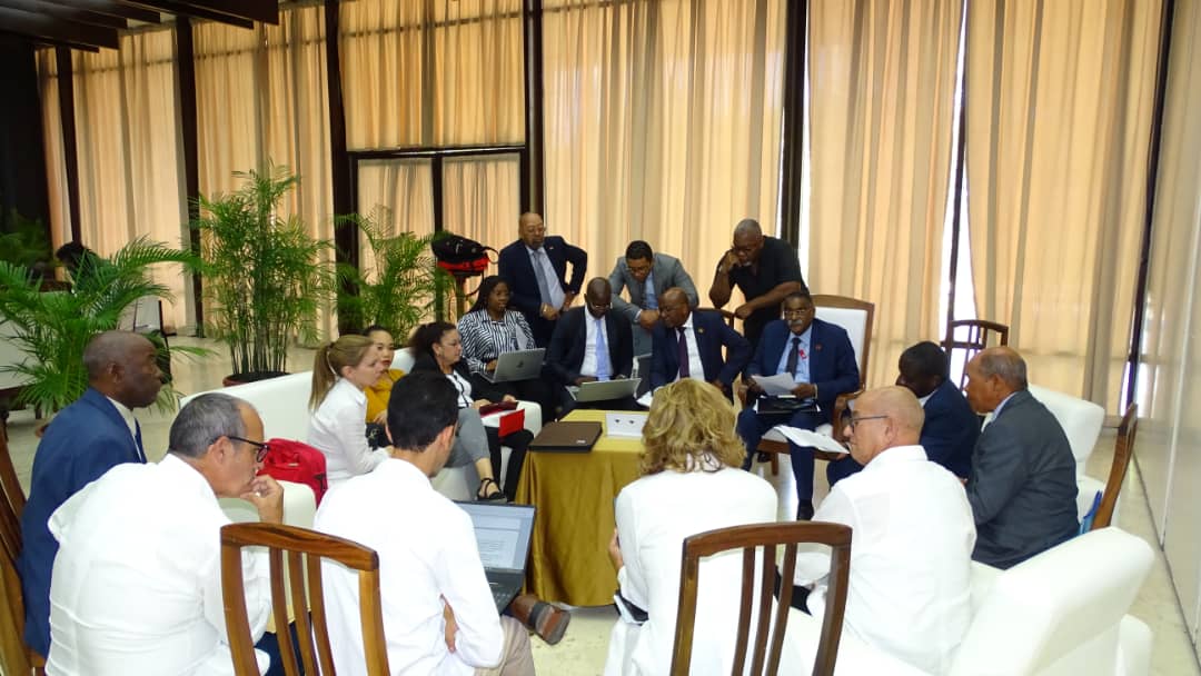 MINCEX_CUBA's tweet photo. Durante la XV Sesión de la Comisión #Intergubernamental #Cuba – #Angola, se intercambios de trabajo sectoriales con el objetivo de actualizar el estado de la #cooperación bilateral en cada sector y de explorar nuevas vías para trabajar de conjunto. https://t.co/uL8vaN7fX0