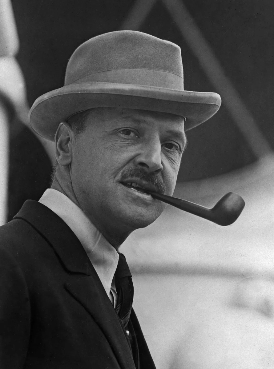 adaubam's tweet photo. A revista Saturday Evening Post encomendou ao escritor W. Somerset Maugham uma série de artigos para que listasse as obras-primas da literatura que ele considerava essenciais.

O resultado foi reunido no livro “Books and You”, de 1940.

Quais obras Maugham escolheu?

👇🧵 https://t.co/czKXpRwUnY