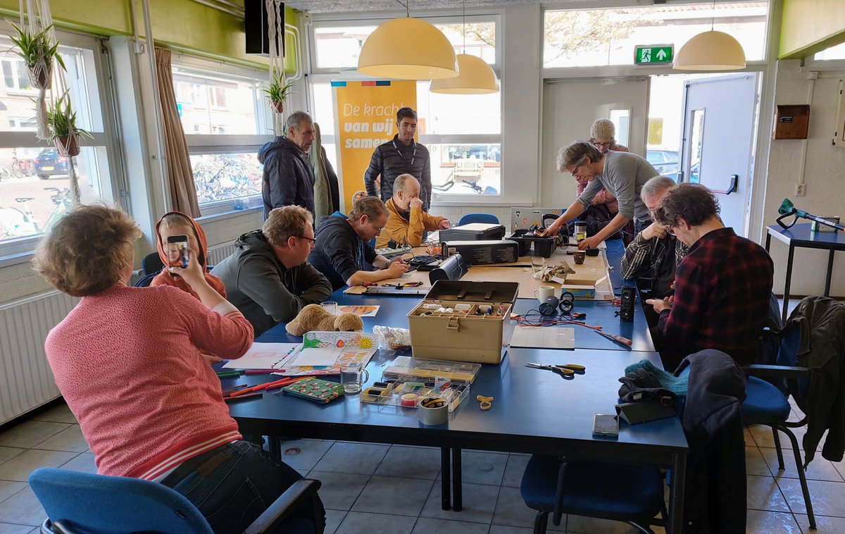 Was gezellig met de rakkers van het #RepairCafé op #Zuilen. Een fiets gerepareerd, klaar voor barre tocht naar de Veluwe. Ook lamineerapparaat werd gefixt. Printer lukte helaas niet. Tot volgende 2e zaterdag vd maand! @DNoordwest