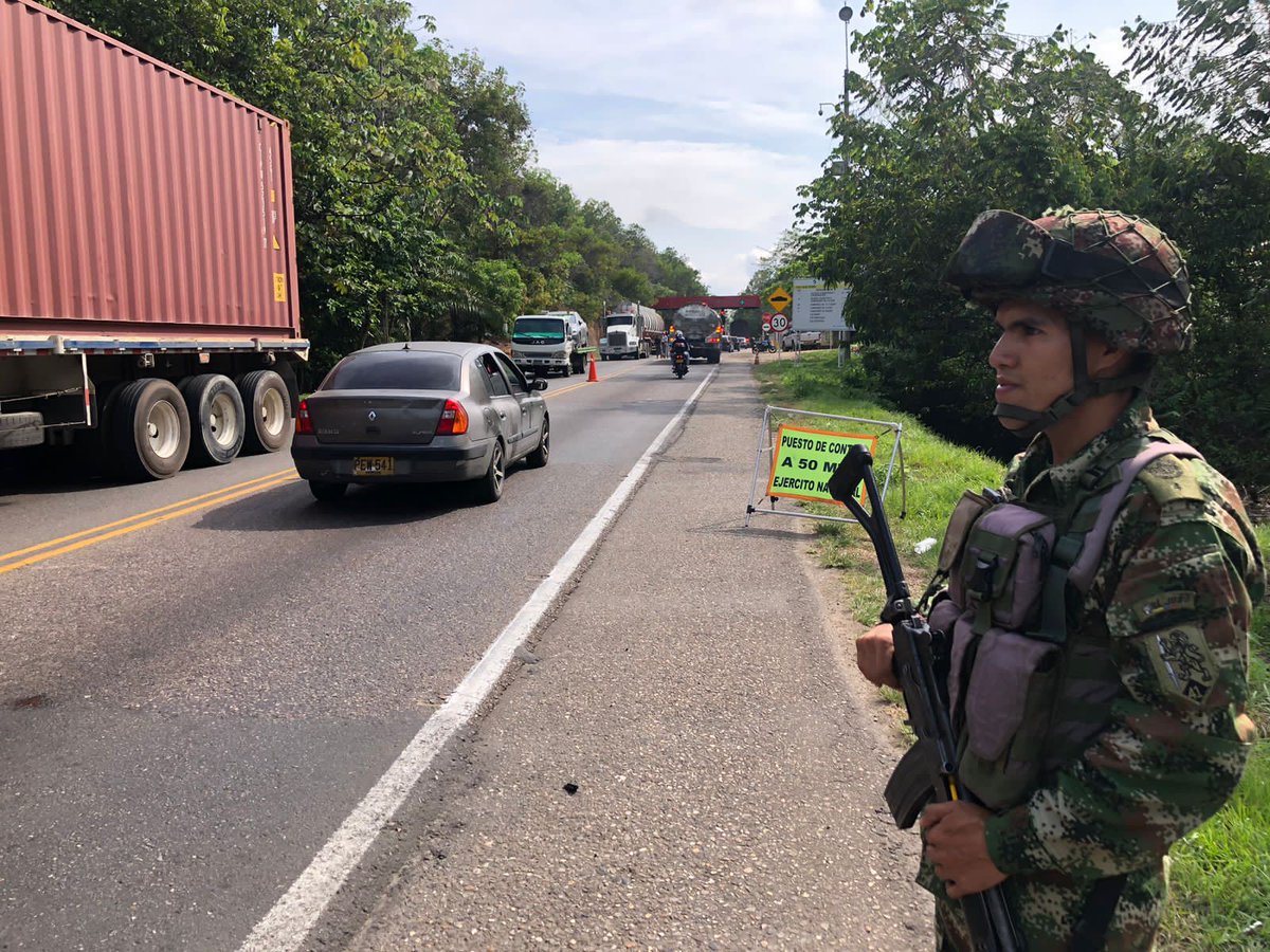 En el peaje Zambito de Cimitarra, #Santander, se encuentran las tropas del Batallón Reyes de la #QuintaBrigada velando por un #ViajeSeguro para quienes transitan por el sector.