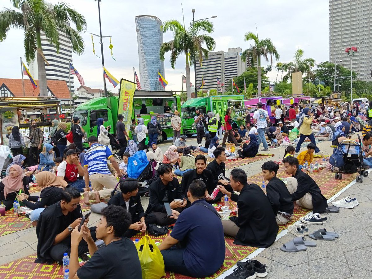 JaPenWPKL's tweet photo. Kepada yang belum berkesempatan, jangan risau, anda boleh sertai Iftar@KL ini pada esok, 9hb dan sabtu ahad minggu depan juga😍
#IftarKL
#Iftar
#DataranMerdeka
#RamadanVibe
#RamadanView
#bukapuasa
#ramadan
#ramadhan
#KLCeria
#CMSWPKL
@MyMOTAC https://t.co/l7BzHokswa