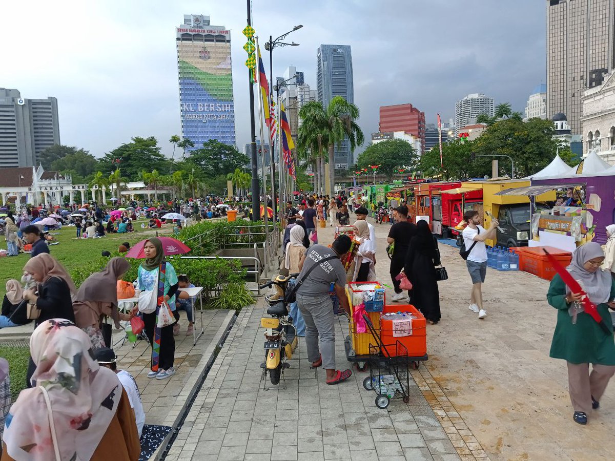 JaPenWPKL's tweet photo. Kepada yang belum berkesempatan, jangan risau, anda boleh sertai Iftar@KL ini pada esok, 9hb dan sabtu ahad minggu depan juga😍
#IftarKL
#Iftar
#DataranMerdeka
#RamadanVibe
#RamadanView
#bukapuasa
#ramadan
#ramadhan
#KLCeria
#CMSWPKL
@MyMOTAC https://t.co/l7BzHokswa