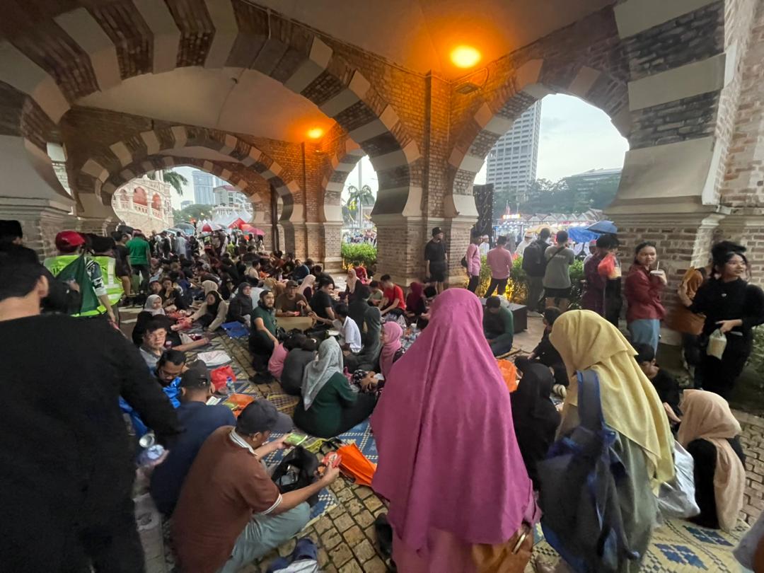 JaPenWPKL's tweet photo. Kepada yang belum berkesempatan, jangan risau, anda boleh sertai Iftar@KL ini pada esok, 9hb dan sabtu ahad minggu depan juga😍
#IftarKL
#Iftar
#DataranMerdeka
#RamadanVibe
#RamadanView
#bukapuasa
#ramadan
#ramadhan
#KLCeria
#CMSWPKL
@MyMOTAC https://t.co/l7BzHokswa