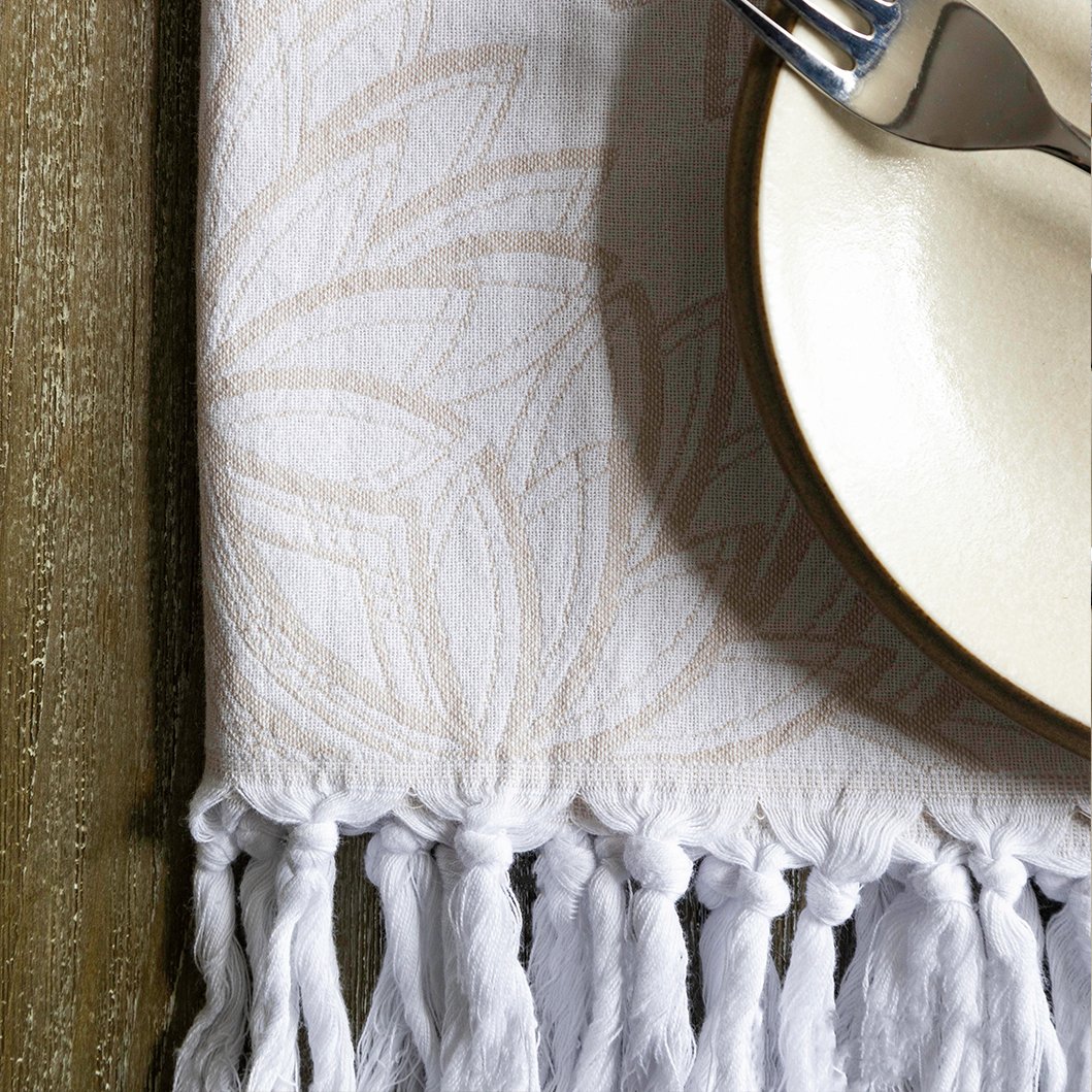 Our hand towels are perfect for those fancy meals that are meant to make memories. This is the Horona in Oat.
Shop online pompandsass.ca #turkishtowelscanada