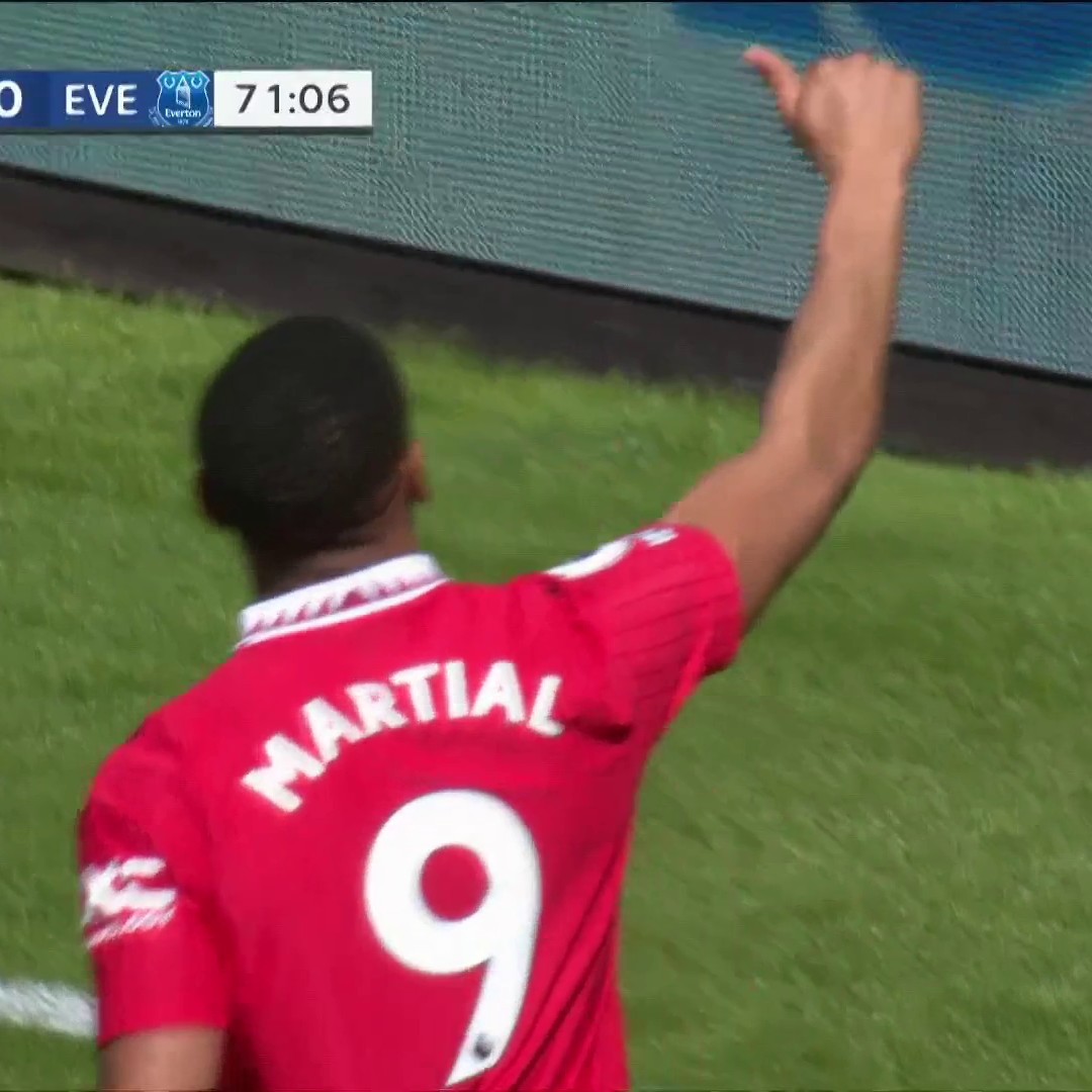 Anthony Martial is BACK and he doubles Manchester United's lead! 💪

📺: @USANetwork | #MUNEVE”